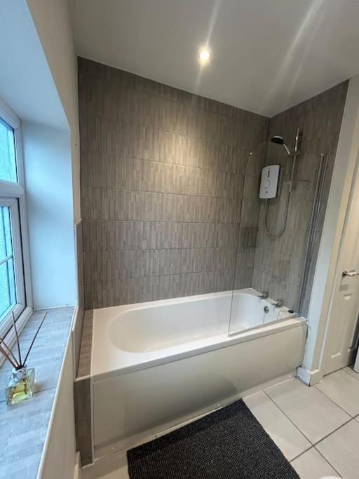 Luxury Countryside Stay - Waters Upton, Телфорд Экстерьер фото