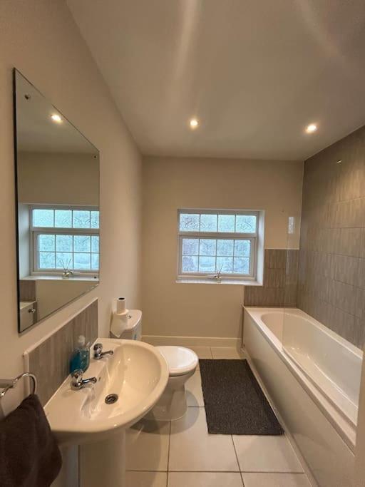Luxury Countryside Stay - Waters Upton, Телфорд Экстерьер фото