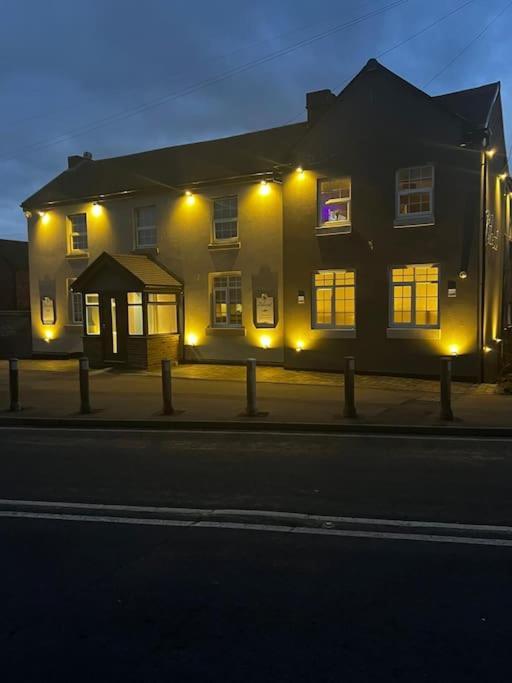 Luxury Countryside Stay - Waters Upton, Телфорд Экстерьер фото